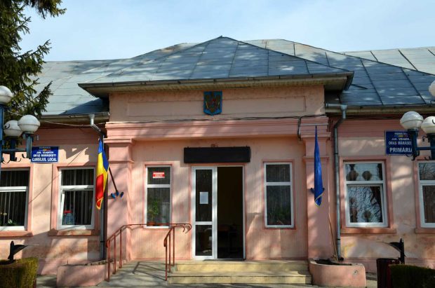 Poliția și DSP-ul, alungate dintr-o primărie din Vrancea. Primarul, viceprimarul și secretara nu purtau mască