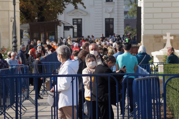 Sociologul Mirel Bănică analizează pelerinajele din România în pandemie: “În ortodoxie, timpul de aşteptare este cel care modelează pelerinul”