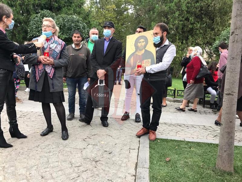 VIDEO | Protest în faţa Mitropoliei din Iaşi față de interzicerea pelerinajului de Sfânta Parascheva. Patriarhul Daniel: măsura e ”disproporționată și discriminatorie”
