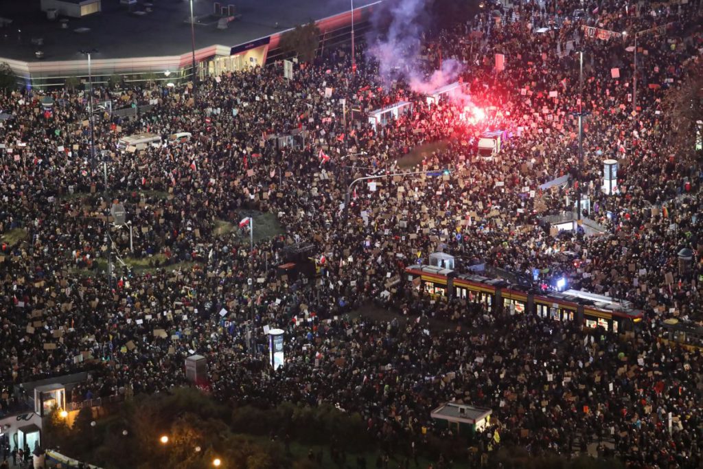 Protest masiv în Polonia: Zeci de mii de oameni au ieșit în stradă din nou împotriva interzicerii avortului