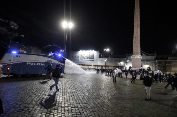 Protestele anti-COVID din Europa au degenerat în violențe de stradă. La Roma, forțele de ordine au folosit tunuri de apă împotriva manifestanților