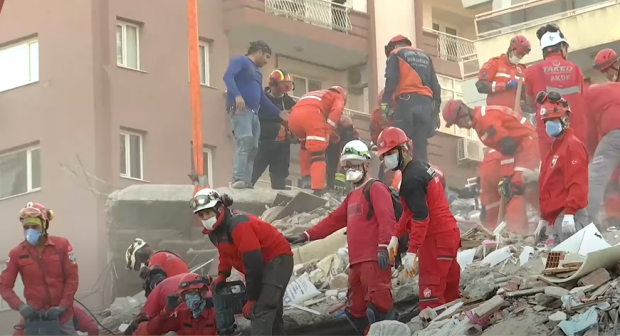 VIDEO  |  Un bărbat din Turcia a fost scos de salvatori de sub dărâmături după 26 de ore de căutări