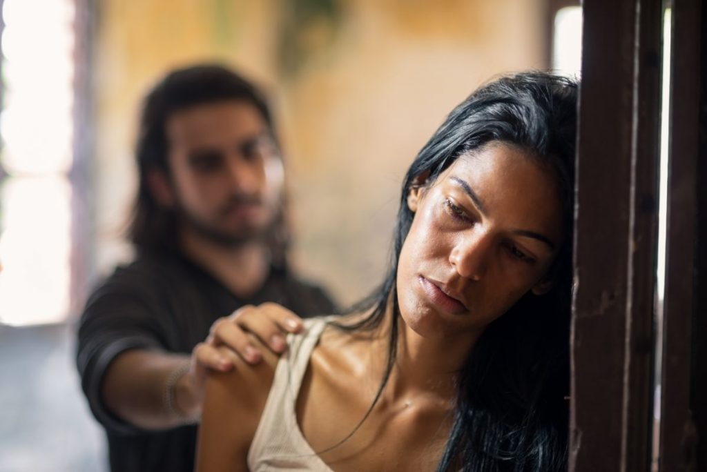 IN A RELATIONSHIP | COVID și pandemia de violență domestică: “De ce să accepți să te strivească zilnic cineva?”