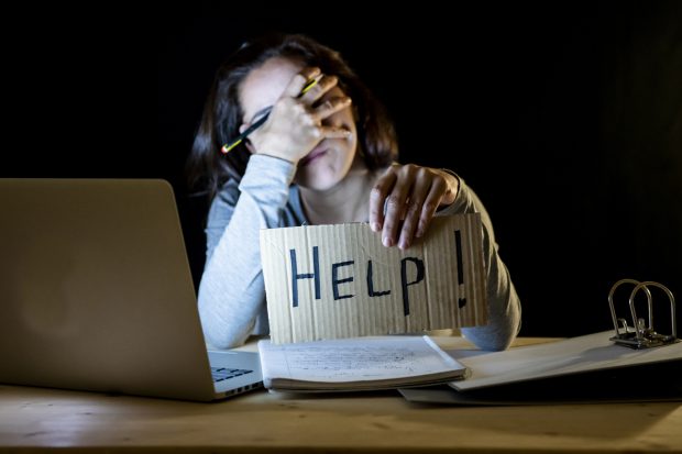 Experți români în inteligență artificială analizează comportamentul uman pe net. Depresia ar putea fi detectată prin analizarea postărilor pe Facebook