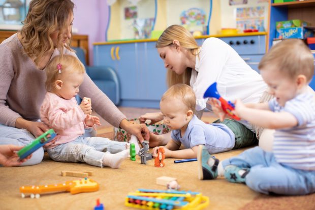 Prefectura s-a răzgândit: creșele și after school-urile din București rămân deschise, iar universitățile pot alege cum să-și desfășoare cursurile