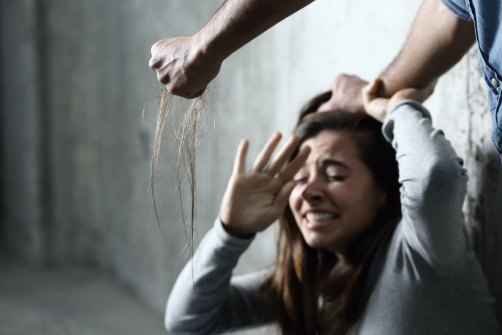 IN A RELATIONSHIP | COVID și pandemia de violență domestică: “De ce să accepți să te strivească zilnic cineva?”