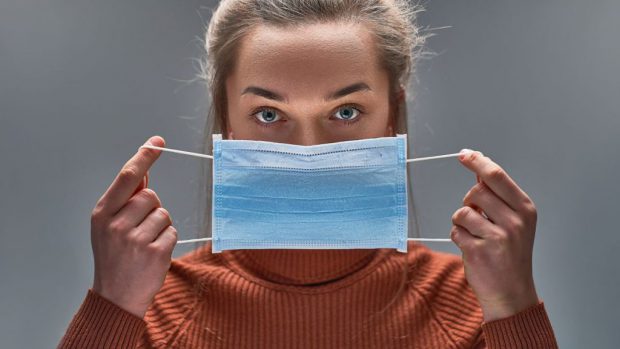 Consumatorii nu pot verifica dacă măștile sanitare le oferă protecție anti-COVID, susține ANPC