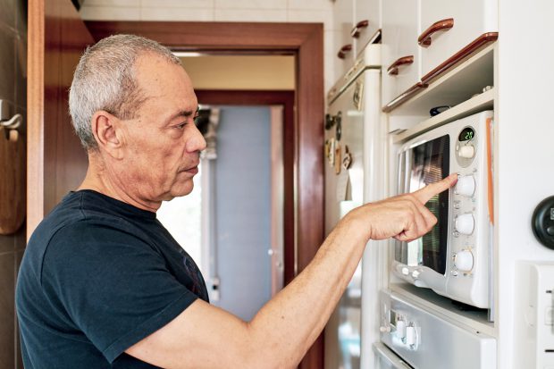 Invenția prin care un pensionar de la IBM vrea să folosească filtrul de cafea și alte electronice din casă pentru a monitoriza starea bătrânilor singuri: „Ce se întâmplă când cad?”