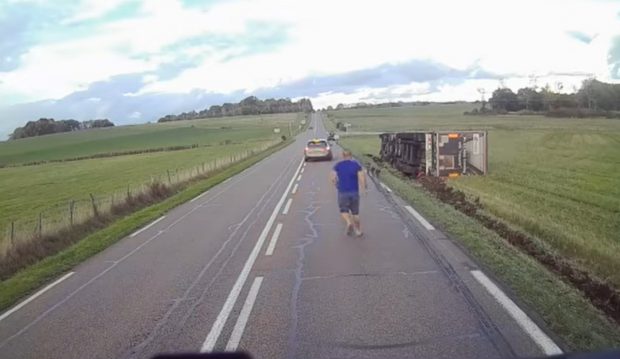 Șofer de TIR strangulat cu centura, salvat de la moarte de un coleg român: „Atârna în ea!” | VIDEO