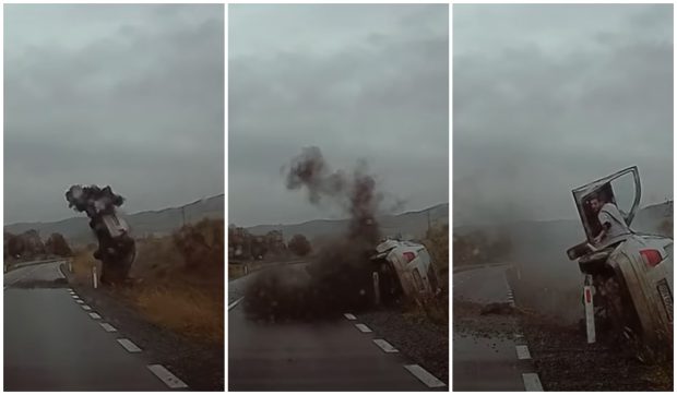 Un șofer vitezoman care a depășit în curbă s-a răsturnat cu mașina și a ieșit apoi din ea întreg, la Lechința / VIDEO