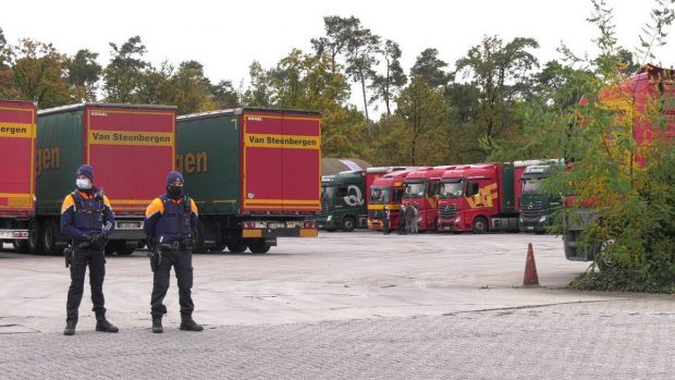 Zeci de șoferi români de TIR, victime ale traficului de persoane, în Belgia. Scoși cu poliția din “Mica Românie”