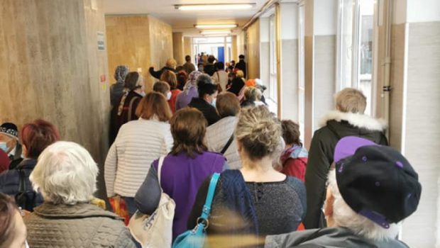 Situație revoltătoare la Institutul Oncologic din București. Zeci de bolnavi de cancer așteaptă să facă testul COVID pe holuri, înainte de internarea pentru tratament