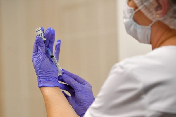Marea Britanie anunță că va începe să vaccineze personalul medical împotriva coronavirusului înainte de Crăciun