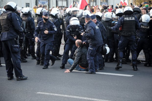 Protestele împotriva restricțiilor anti-COVID se țin lanț în Europa: peste 270 de oameni reținuți la Varșovia