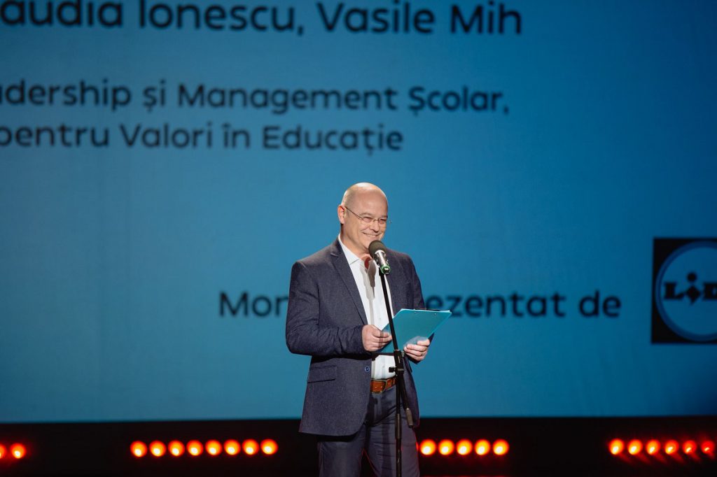 Ultimele aplauze și flori, în fața școlii, pentru Vasile Mih, directorul de liceu din Sighetu Marmației răpus de coronavirus / VIDEO