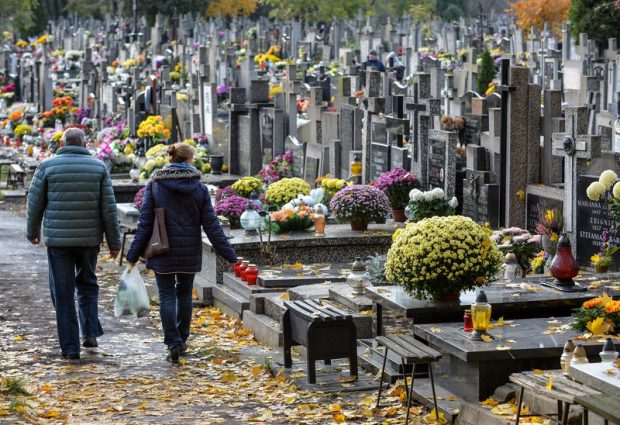Polonia închide cimitirele de Sărbătoarea Tuturor Sfinților, iar vârstnicii sunt rugați să stea în case două săptămâni