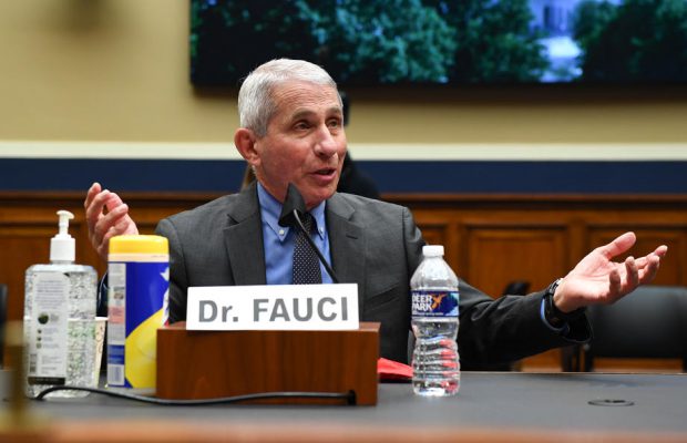Donald Trump: “Fauci este un dezastru. Dacă îl ascultam, am fi avut 700.000 sau 800.000 de morţi”