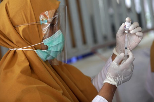 Marea Britanie a început testarea vaccinurilor anti-COVID-19 pe oamenii care acceptă voluntar să se infecteze cu virusul