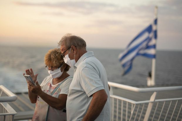 Grecia nu mai impune purtarea măștii în spații publice, dar rămâne obligatorie în unele locuri. Care sunt acestea