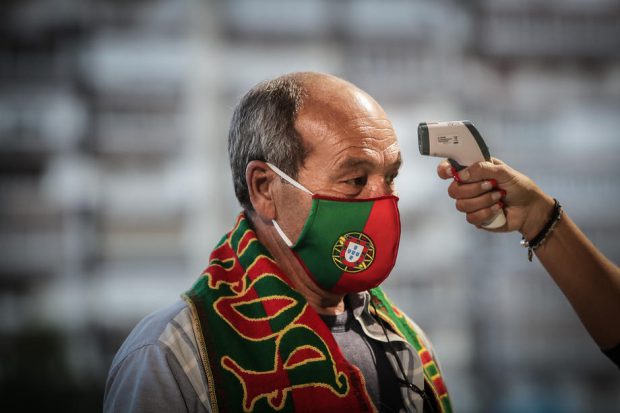 În Portugalia masca de protecție va deveni obligatorie pe stradă pentru 70 de zile. Cât plătesc cei care încalcă regula