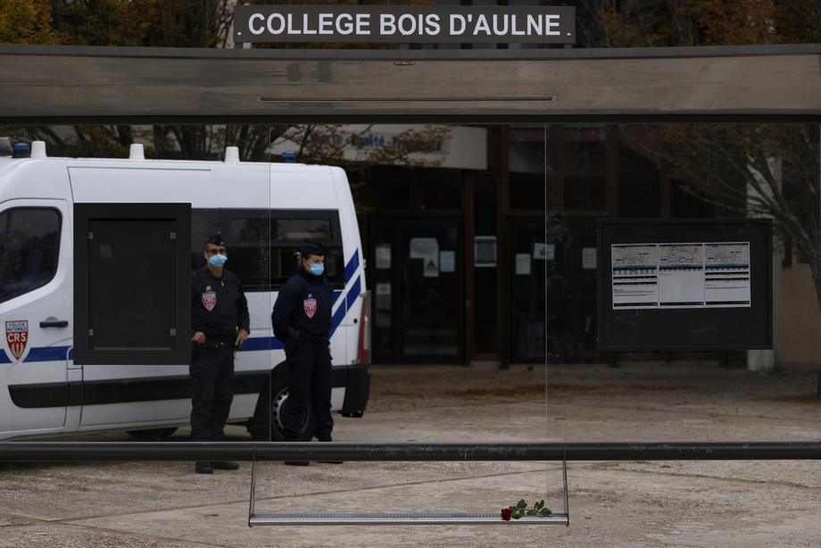 Veștile săptămânii din educație în lume: un profesor decapitat în Franța, școli închise din cauza COVID și o condamnare la moarte în China pentru otrăvirea a zeci de elevi