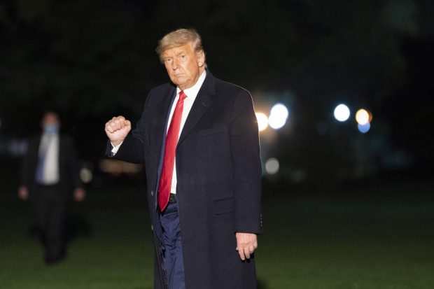 VIDEO | Donald Trump și-a  numărat banii în biserică, înainte de a face o donație. Președintele SUA nu poartă mască, deși a avut COVID-19