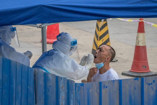 China testează pentru COVID toți cei 4,7 milioane de locuitori ai unui oraș, după ce a descoperit un singur caz asimptomatic