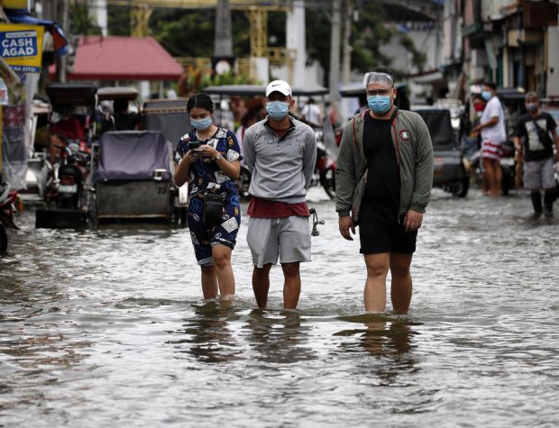 VIDEO | Aproape 1 milion de oameni din Filipine, evacuați din calea celui mai puternic taifun. Oficial: „După COVID-19 vine un alt dezastru”