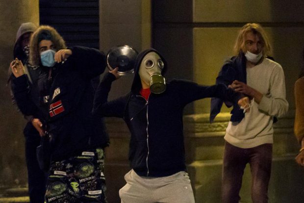 VIDEO| Proteste violente la Barcelona din cauza reintroducerii măsurilor de carantină