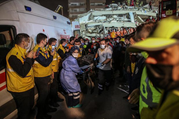 VIDEO | Mamă și fiică scoase de sub dărâmături după 9 ore şi jumătate, în Turcia. Fata a ironizat un ministru care participa la salvare