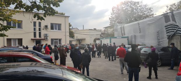 Zeci de persoane, la coadă pentru testul COVID, la un spital din Ploiești. „S-au suprapus pacienții de la două secții”