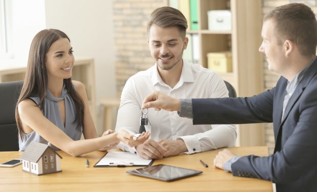 Te-ai săturat să stai cu părinții? Câteva sfaturi esențiale dacă vrei să iei credit pentru prima ta casă