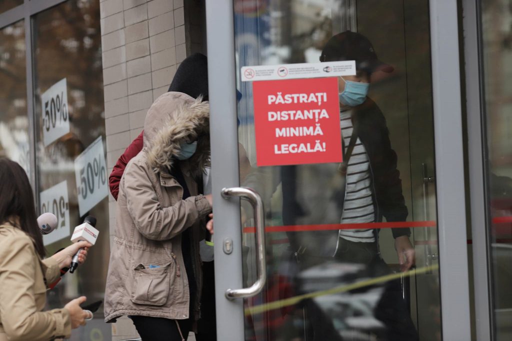 Jaf la o bancă din București, în apropiere de sediul Poliției Române. Mesajul atacatorului: „Dacă faci un pas greșit te tai”