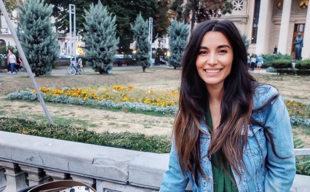 Lili Sandu s-a pozat în timp ce își alăptează copilul. Vedeta a purtat doar un halat alb, ce lasă să se vadă aproape tot. „Cât de frumoși sunteți”