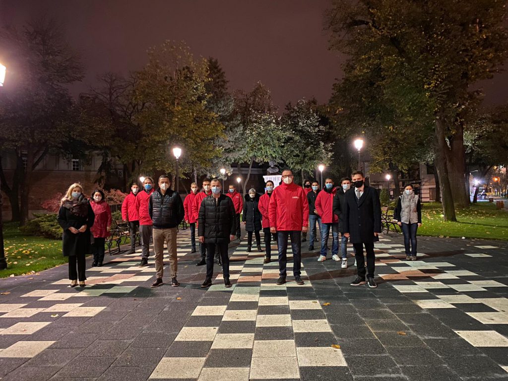 La cinci ore după ce Iohannis și Orban cereau restricții pe timp de noapte, liberalii din teritoriu ieșeau la afișe și la fotografii