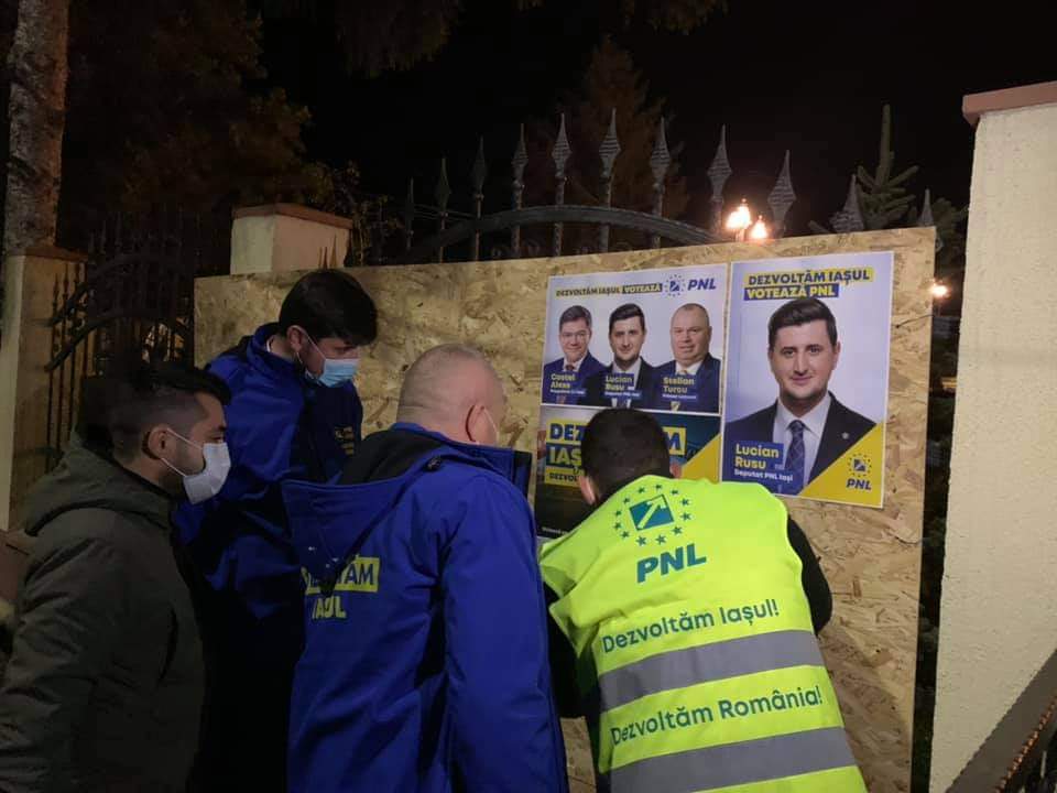 La cinci ore după ce Iohannis și Orban cereau restricții pe timp de noapte, liberalii din teritoriu ieșeau la afișe și la fotografii