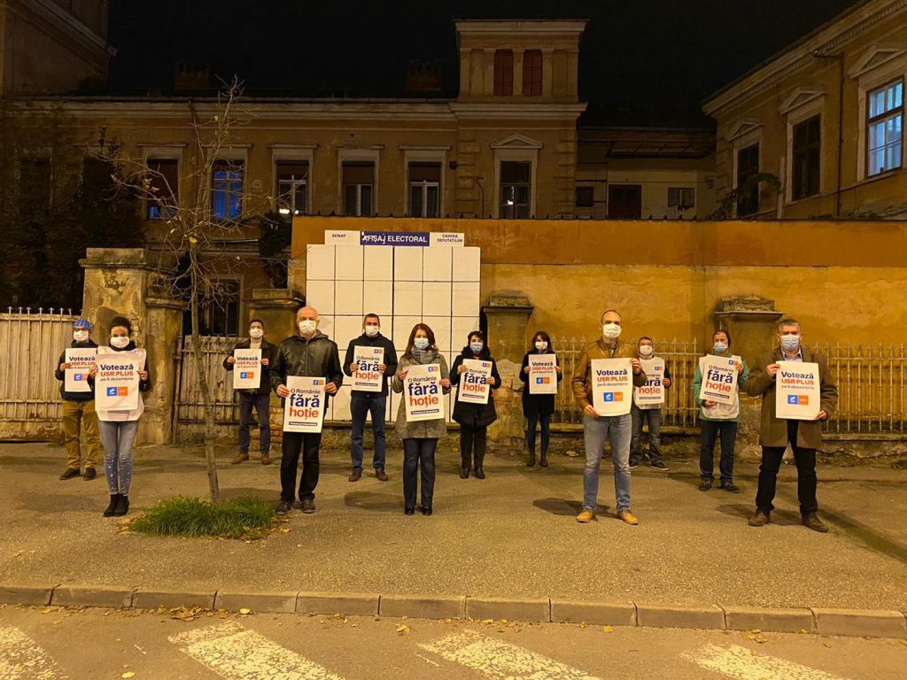 La cinci ore după ce Iohannis și Orban cereau restricții pe timp de noapte, liberalii din teritoriu ieșeau la afișe și la fotografii