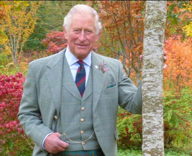 Prințul Charles își lansează primul său parfum. Ce preț are „Highgrove Bouquet”, inspirat de mirosurile grădinilor sale din Gloucestershire