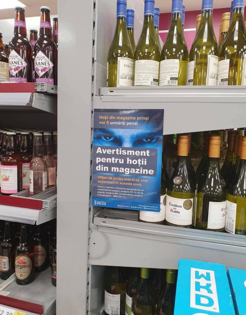 De ce se tace în fața afișelor în care clienții magazinelor Tesco din Marea Britanie sunt avertizați în română să nu fure?