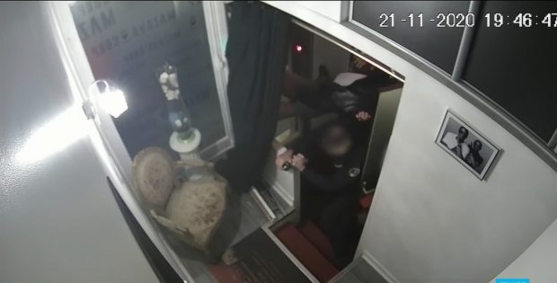 VIDEO | Bărbat de culoare din Franța, bătut de polițiști cu pumnii și picioarele pentru că nu purta mască și s-a opus arestării