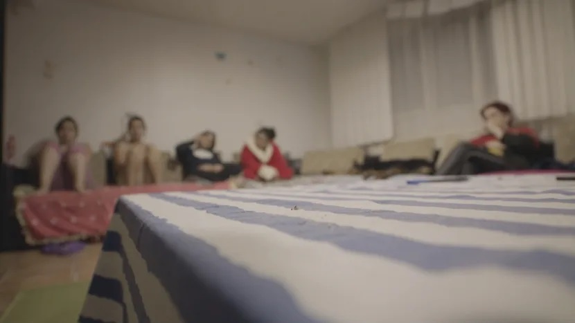 Copilă de 14 ani însărcinată și abuzată de interlopi români care au dus-o în Anglia să se prostitueze