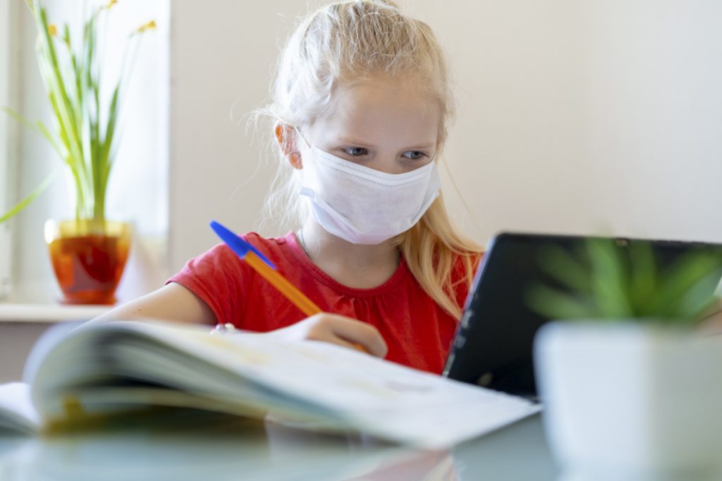 Dacă sunteți părinți, merită să citiți ce spun medicii să faceți în situația în care copilul se îmbolnăvește de COVID