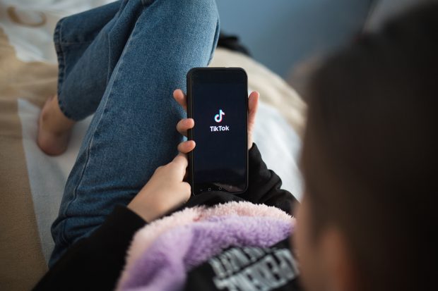 Avansul TikTok și pericolele pentru copii și adolescenți. Specialist în securitate informatică la Bitdefender, în direct la Adriana Nedelea LA FIX