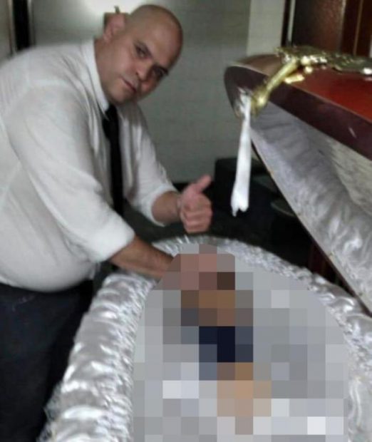 Un angajat care pregătea sicriul lui Maradona pentru înmormântare a deschis capacul și și-a făcut un selfie. „Un ticălos”
