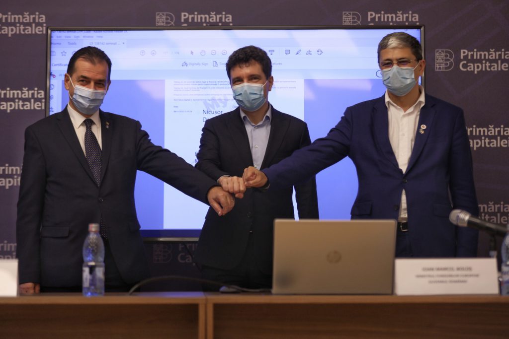 Premierul Ludovic Orban, primarul Nicușor Dan și ministrul Fondurilor Europene Marcel Boloș, după semnarea contractului de finanțare. Foto: Eli Driu