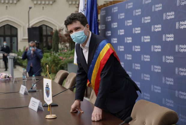 Nicuşor Dan, despre problemele cu apa caldă şi căldura din Bucureşti: 70% este din cauza Gabrielei Firea, iar 30% din cauza lui Sorin Oprescu