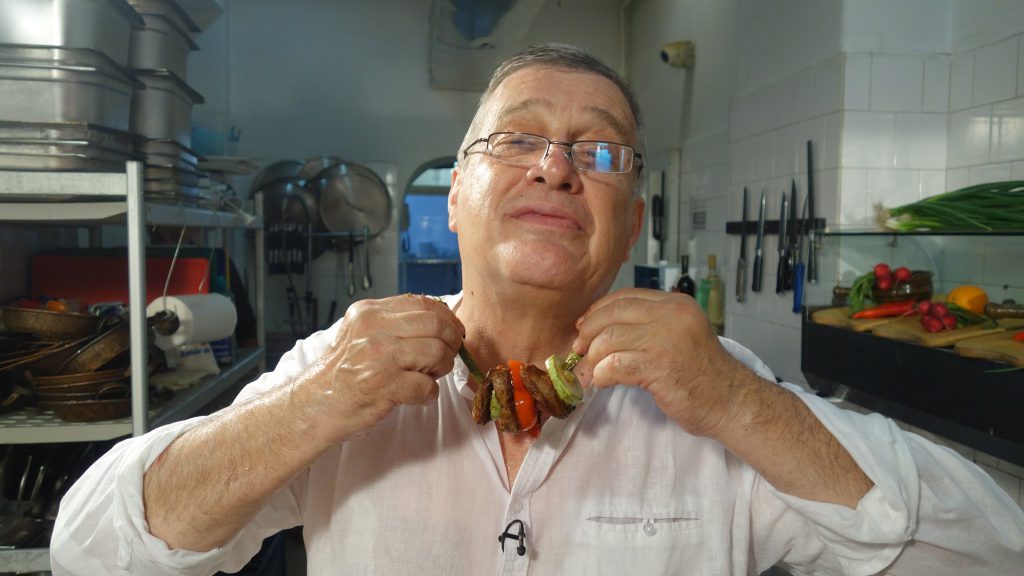 Dinescu, la 70 de ani. Rețeta cu portocale prin care un tânăr poet anticomunist a devenit moșier capitalist. Despre scrisoarea pentru Iohannis