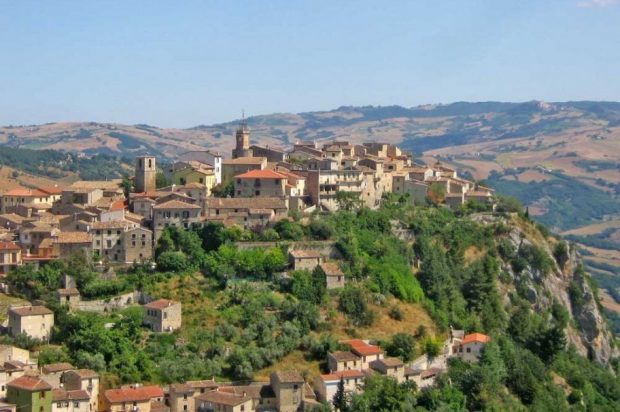 Încă un sat din Italia scoate la vânzare case în valoare de un euro. Ce reguli trebuie să respecte cumpărătorii