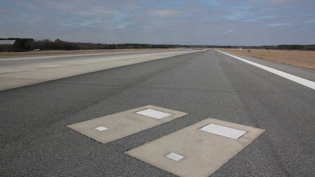 Cum a ajuns un aeroport din SUA să aibă două morminte pe mijlocul unei piste