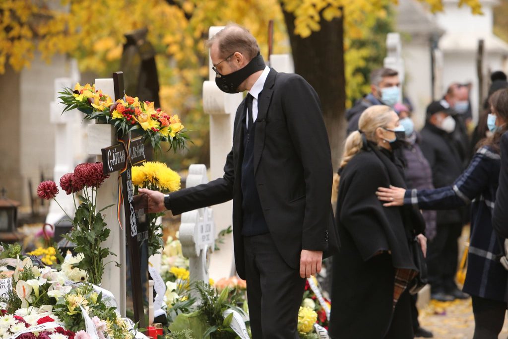 VIDEO | Vladimir Găitan, condus pe ultimul drum de familie și de colegi. Actorul, înmormântat cu onoruri militare